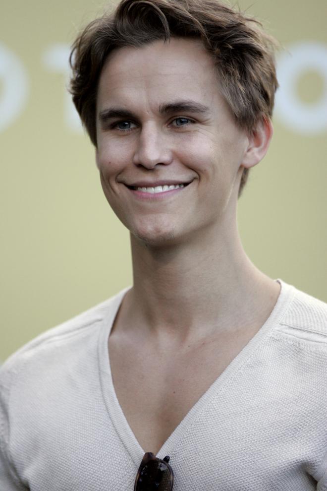 Rhys Wakefield Net Worth