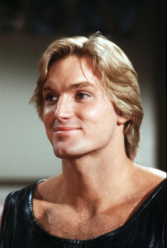 sam-j-jones-net-worth-2023-wiki-bio-married-dating-family-height